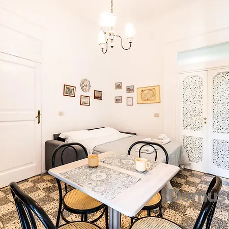 アパート Domus Anticaglia By Domusextra ナポリ